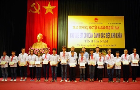 Trao hỗ trợ dài hạn và dụng cụ học tập cho trẻ em tỉnh Hà Nam