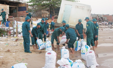 Sát cánh cùng ngư dân vươn khơi bám biển