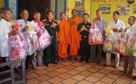 Bộ CHQS tỉnh Trà Vinh chúc mừng lễ Sen Dolta của đồng bào Khmer