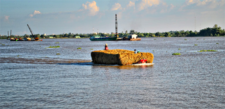 Nguy cơ mất an toàn giao thông thủy do chở quá tải 