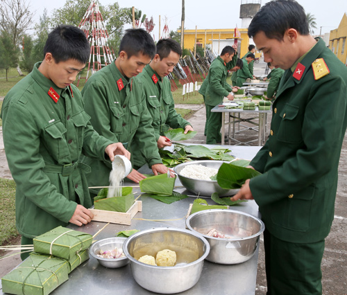 Sôi nổi thi gói bánh chưng ở Trung đoàn 8