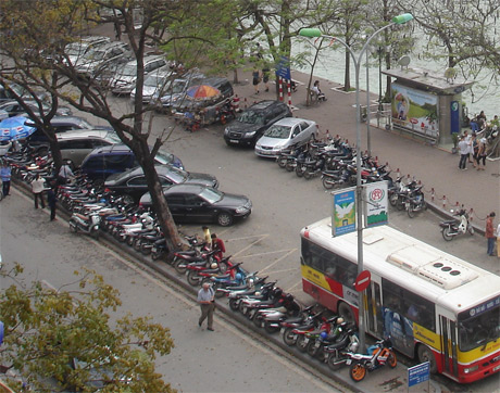 Vỉa hè... thành lòng đường