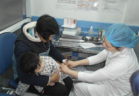 Đưa con đi tiêm chủng là trách nhiệm của bố mẹ