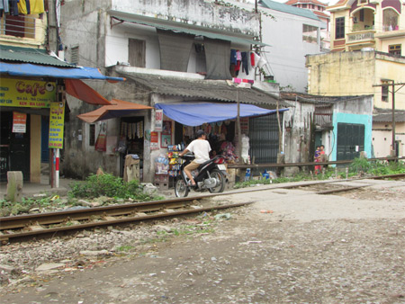 An toàn giao thông: Hiểm họa từ đường ngang giao cắt đường sắt