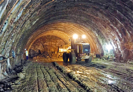 Mang khí thế ngày 30-4 vào công trường