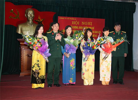 Gặp mặt biểu dương, khen thưởng phụ nữ điển hình tiên tiến