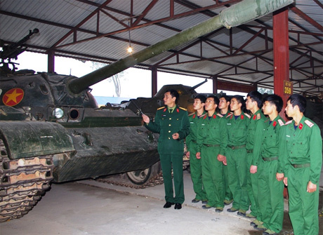 Những ngày đầu huấn luyện của lính tăng (Báo chí, không đăng vu vơ thế này. Các ảnh phải có chú thích đơn vị. không vơ một món nói chung chung là Binh chủng Tăng-Thiếp giáp thế này được. Không bao giờ