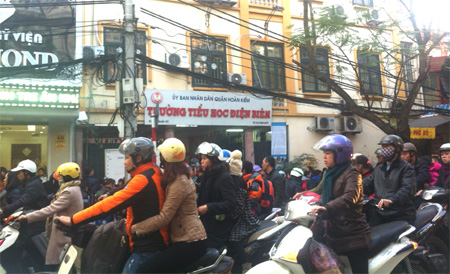 Để cổng trường không còn ùn tắc