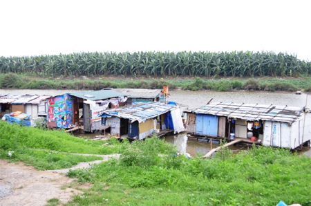 Xóm Phao trên sông Hồng