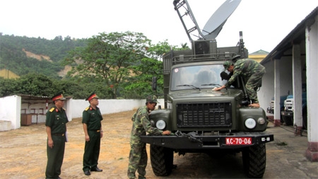 Chủ động huấn luyện khai thác khí tài thông tin liên lạc