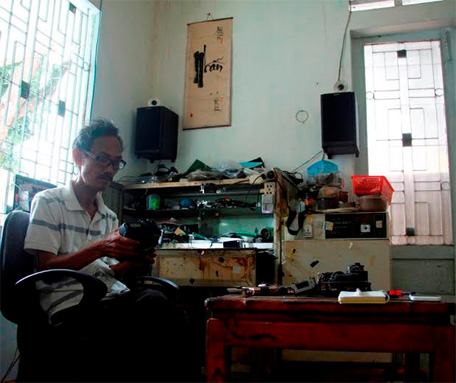 “Xuyên Đói”-người thợ già sửa máy ảnh ở cố đô Huế