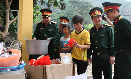 Mái ấm tặng học sinh nghèo