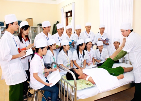 Kết hợp dạy người với rèn nghề