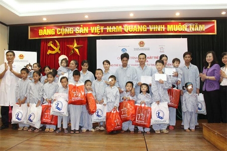 Tặng quà trẻ em đang điều trị, phẫu thuật mắt tại Hà Nội