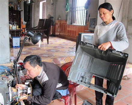 Ngồi xe lăn chữa đồ điện tử