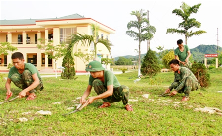 Doanh trại chính quy nhờ tay bộ đội