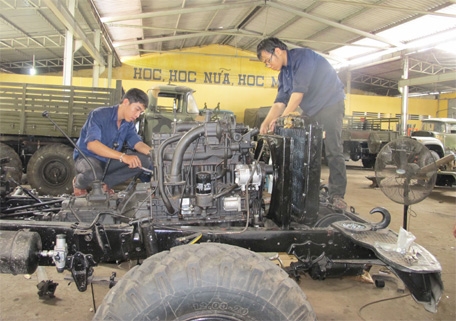 Làm chủ công nghệ sửa chữa, đi-ê-den hóa xe quân sự
