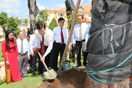 Chủ tịch nước Trương Tấn Sang dâng hương tại Khu lưu niệm Luật sư Nguyễn Hữu Thọ