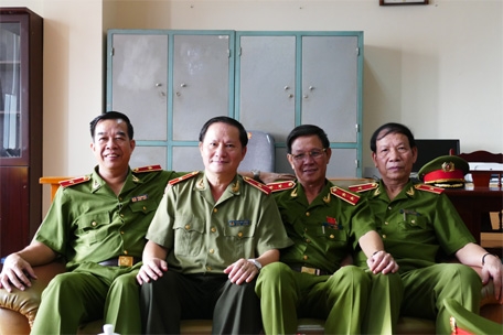 Những người anh hùng trong lòng dân