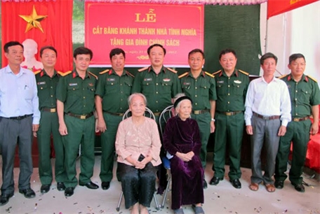 Cơ quan Tổng cục Chính trị bàn giao hai nhà tình nghĩa tặng đối tượng chính sách