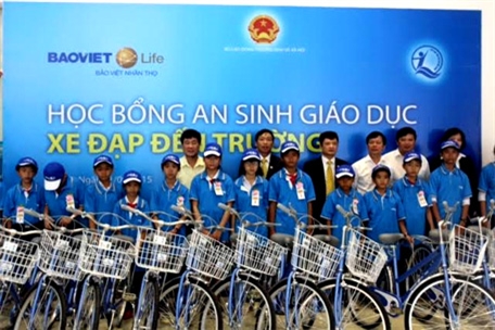 Trao tặng học bổng-xe đạp cho trẻ em nghèo tỉnh Quảng Ngãi