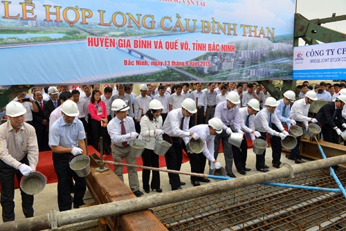 Hợp long cầu Bình Than bắc qua sông Đuống