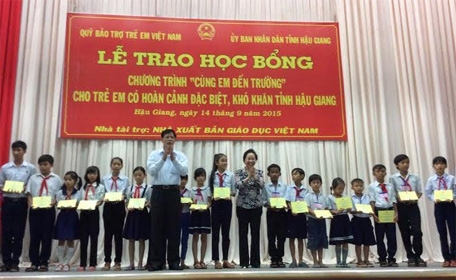 Trao tặng học bổng “Cùng em đến trường” tại tỉnh Hậu Giang và Sóc Trăng