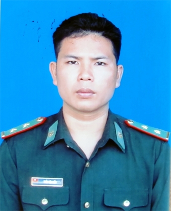 Sĩ quan trẻ không ham của rơi