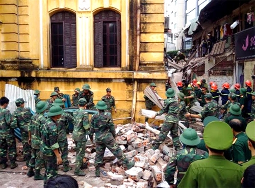 Nỗ lực khắc phục hậu quả vụ sập nhà tại 107 phố Trần Hưng Đạo