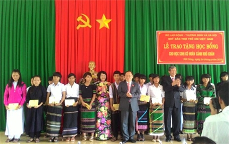 Đồng chí Đinh Thế Huynh trao tặng học bổng và quà Trung thu tại Đắk Nông