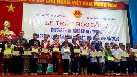 Trao học bổng “Cùng em đến trường” tặng trẻ em tỉnh Hà Giang
