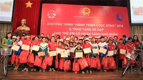  “Hành trình cuộc sống” hỗ trợ học sinh có hoàn cảnh khó khăn