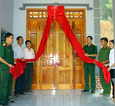 Bàn giao nhà đồng đội