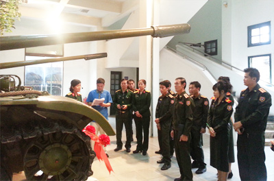 Đoàn cán bộ Bảo tàng Lịch sử QĐND Lào tham quan Bảo tàng Lực lượng Tăng- Thiết giáp