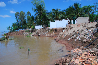 Tình trạng sạt lở đất khó khắc phục