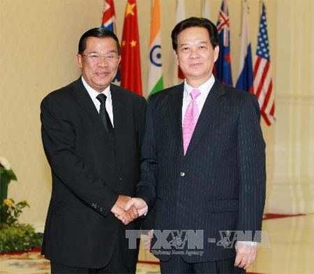 Thủ tướng Nguyễn Tấn Dũng hội kiến với Thủ tướng Cam-pu-chia Hun Xen