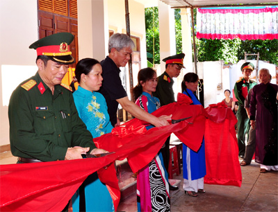 Bàn giao 8 nhà tình nghĩa tặng đối tượng chính sách tỉnh Quảng Trị