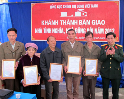 Tặng 9 nhà tình nghĩa, nhà đồng đội tại Định Hóa (Thái Nguyên)