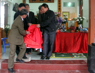 Đưa hài cốt liệt sĩ từ nghĩa trang Quảng Trị về đất mẹ