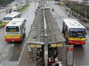 Người cao tuổi ở Hà Nội được trợ giá khi đi xe buýt