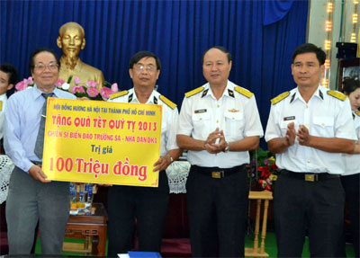 Tặng quà Tết cho cán bộ, chiến sĩ Trường Sa, nhà giàn DK1