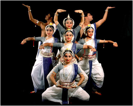 Nghệ thuật nước ngoài sôi động với Festival Huế