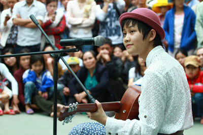 Bệnh nhân bệnh viện TƯ Huế vui cùng Lê Cát Trọng Lý