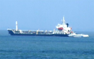 Tàu cánh ngầm đâm tàu chở dầu, hành khách hoảng loạn