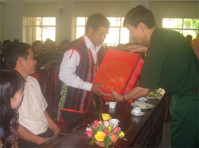 Gặp mặt đoàn đại biểu người có công với cách mạng tỉnh Gia Lai