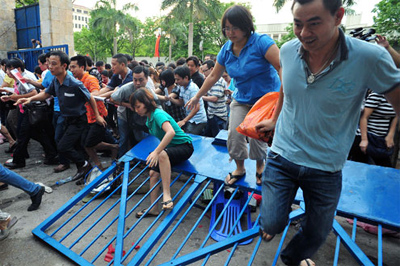 Xô đổ cổng xin học – lời cảnh báo cho nền giáo dục