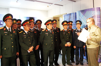 Thăm và trò chuyện với cán bộ, nhân viên Đại sứ quán Việt Nam tại Bê-la-rút