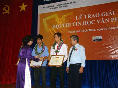 Ba sinh viên trường nghề đoạt giải nhất tin học của Microsft