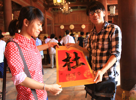 Văn Miếu chật cứng sĩ tử đến cầu may