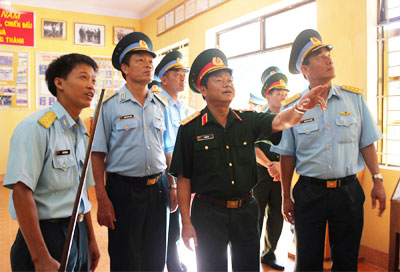 Thượng tướng Đỗ Bá Tỵ thăm, kiểm tra Trung đoàn Không quân 910